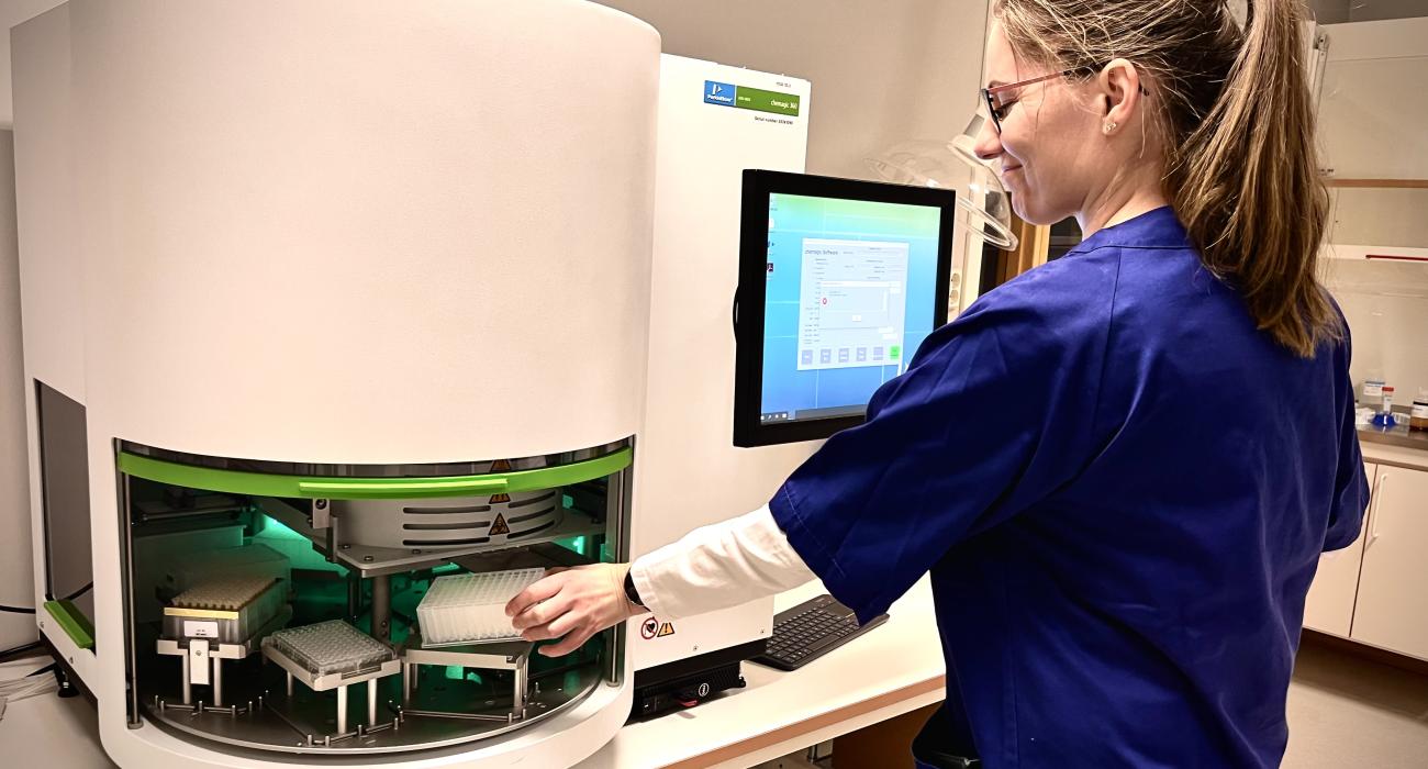 Person operating biobank analyzes instrument